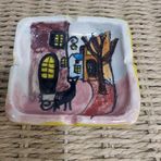 El Yapımı Seramik Dekoratif Kedi Temalı Küllük, Pembe ve Sarı Kenarlı, 10x10 cm, Sanatsal Tasarım