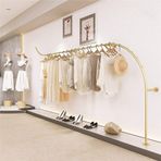 Endüstriyel Metal Boru Portmanto - Butik Ekranlar Düğün Kıyafetleri ve Ev Nizasyonu için Modern Duvara Monte Elbise Rayları - Şık ve Fonksiyonel Elbise Askısı