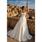 Engin Moda Beyaz Kalp Yaka Maxi Boy Asimetrik Bel ve Pile Detaylı Saten Ve Gece Elbisesi