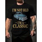 Erkek Vintage Araba Grafik T-Shirt - "Ben Yaşlı Değilim Ben Bir Klasiğim" Esprili Baskı Nefes Alabilir Kumaş, Günlük Yaz ve Yıl Boyu Giyim için Oversize Kısa Kollu Tişört - Siyah
