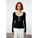 Ersefa Kadın Fitted Kalıp Fitilli Dokuma Havuz Yaka Triko Kazak İnce Yapısıyla Modern Bir Stil Sunar