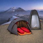Evolite 2 Kişilik Kamp Seti 1 Adet Excamp 3 Pro Çadır ,1 Adet Cabino Kamp Giyinme Duş ve Wc Çadırı,2 Adet 0 Derece Uyku Tulumu,2 Adet Şişme Mat