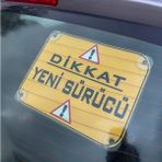 Exbuy Sarı Zemin Siyah Renk Dikkat Yeni Sürücü Yazılı Acemi Sürücü Araba Vantuzlu Cam Süsü Oto Aksesuar