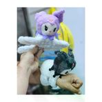 FAMEMUS ACCESSORY 0090331 Kuromi Tasarımlı Kolu Saran Peluş Oyuncak Hediyelik Doğum Günü Aksesuar 1 Adet