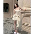 Fashion Cocktail Sarmaşık Dolanan Yaprak Aksesuarlı Lastikli Kemerli Askılı Mini Elbise Bej - XS