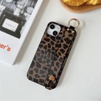 FIFTHAVE Cep telefonu kılıfı iPhone 15 ile uyumlu bileklik leopar koruyucu kılıf ayaklı, 6,1 inç, kamera koruması iPhone 15 leopar kılıf poliüretan deri çizilmeye dayanıklı kılıf kız kadın kahverengi