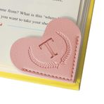 Fjdcslwx Baş Harfli Kişiselleştirilmiş Deri Kalp Kitap Ayracı, Sevimli 26 Harf Kadın ve Erkek, Öğretmen, Öğrenci, Kitap Severler Hediyeleri, Kitap Aksesuarlarını Okumak için Özel Köşe Kitap İşareti