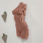 FlatForm Muse Parametrik Kadın Torso Duvar Dekoru – 3D Katmanlı Modern Figüratif Duvar Heykeli
