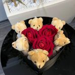 Flurose Sevgi Dolu Kalpli Hediye Kutu: 6 Adet Kıyafetli Sevimli Ayıcıklı Ve 3 Solmayan Kırmızı Kadife Gül
