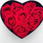 Flurose Sevgi Dolu Kalpli Hediye Kutusu ; 8 Adet Kırmızı Kadife Gül