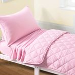 FLXXIE 4 Parça Mikrofiber Bebek Yatak Seti, Süper Yumuşak ve Nefes Alabilir Beşik Çarşaf Seti, Kapitone Yorgan, Düz Üst Çarşaf, Lastikli Çarşaf, Erkek ve Kız Çocuklar için Zarf Yastık Kılıfı, Pembe