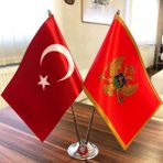 Fors Bayrak Karadağ-Türkiye Masa Bayrağı Krom Direkli Ikili Bayrak