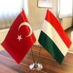 Fors Bayrak Macaristan-Türkiye Masa Bayrağı Krom Direkli Ikili Bayrak