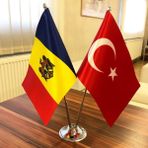 Fors Bayrak Moldova - Türkiye Masa Bayrağı Krom Direkli İkili Bayrak