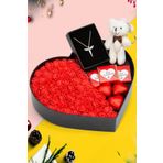 Fotomcity Deluxe Kalp Kutu Kırmızı Çiçek Çikolata Buketi, Ayıcık Anahtarlık ve Kolye
