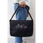 Fuddy Moda Straykids Yazılı Postacı Çantası, Unisex K Pop Baskı Omuz Çantası - Siyah - 38x25x9
