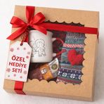FUGO CONCEPT Sevgiliye Özel Hediye Kutusu, 370 ml Porselen Kupa, Yün Çorap, Kahve Dünyası Sıcak Çikolata, Kalpli Anahtarlık, Hediye Seti