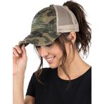 Funky Junque Çapraz Çapraz Şapka Kadın Beyzbol Şapkası Yıpranmış At Kuyruğu Dağınık Topuz Kamyoncu Ponycap, Amerikan Bayrağı - Kamuflaj Yeşil, Tek Beden