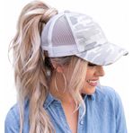 Funky Junque Çapraz Çapraz Şapka Kadın Beyzbol Şapkası Yıpranmış At Kuyruğu Dağınık Topuz Kamyoncu Ponycap, Kamuflaj Beyaz, Tek Beden