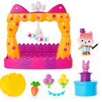 Gabby's Dollhouse, Balkon oyun seti bebek kutusu yetenek yarışması, kedi figürü ve aksesuar parçaları ile 8 parçalı set, 3 yaşından itibaren