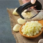 Garlic Press, Paslanmaz Çelik Sarımsak Ezici, Ergonomik Saplı Mutfak Aleti, Siyah