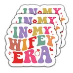 GATATHOM (3 Adet) in My Wifey Era Çıkartma Komik Çıkartma Çıkartma Anne Anne Büyükanne Karı Süslemeleri için Kitaplar, Telefonlar, Dizüstü Bilgisayarlar, Su Şişeleri, Bardaklar, Tutuşma, Su Geçirmez Vinil