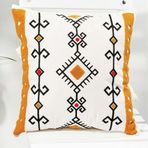 Geleneksel Tarzı Punch Nakışlı Kırlent Kılıfı – 45x45 cm, Beyaz Kumaş, Dekoratif Yastık Kılıfı