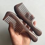 Geniş 1 Adet 1 Doğal Sandal Ağacı Tarak Masif Ahşap Oyma Tarağı Anti-Statik Sakal Tarağı El Sanatları Saç Şekillendirici Geniş Diş ve Dar Diş Hediye (Yurt Dışından)