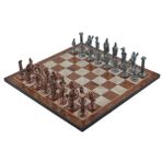 Gift Home Metal Satranç Takımı Büyük İngiliz Antik Taş ve Mocha Desenli Satranç Tahtası