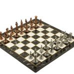 Gift Home Metal Satranç Takımı Orta Boy İngiliz Figürlü Antik Satranç Taşı ve MDF Bahar Desenli Satranç Tahtası