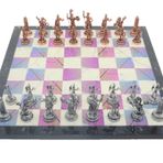 Gift Home Metal Satranç Takımı Orta Boy Yunan Figürlü Antik Satranç Taşı ve MDF Bahar Desenli Satranç Tahtası