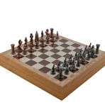 Gift Home Orta Boy Metal İngiliz 36x36x6 cm Satranç Takımı Antik ve Rustik Desenli Sandıklı MDF Tahtası