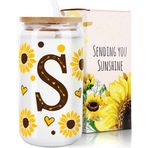 GiftGalaHub Hasır ve Kapaklı Ayçiçeği İlk Cam Bardak, 16 oz Kişiselleştirilmiş Buzlu Kahve Fincanı, Kadınlar için Monogramlı Hediyeler, Smoothie Kupaları - Anne, Kızı, Öğretmen, Arkadaşlar, S Harfi için Doğum