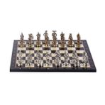 GiftHome 4108 Metal İspanyol Satranç Takımı Orta Boy Parlak Ve Ceviz Tahtası, 37x37x1.2 cm