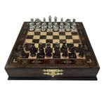GiftHome Premium Orta Boy Metal İŞLEMELİ KLASİK Satranç Takımı ve Sandıklı Masif Ahşap Satranç Tahtası (28x28x5,5 cm.)