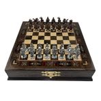 GiftHome Premium Orta Boy Metal OSMANLI & İNGİLİZ Satranç Takımı ve Sandıklı Masif Ahşap Satranç Tahtası (28x28x5,5 cm.