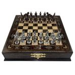 GiftHome Premium Orta Boy Metal TRUVA & SPARTA Satranç Takımı ve Sandıklı Masif Ahşap Satranç Tahtası (28x28x5,5 cm.)