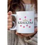 giftkonsept Kraliçem Baskılı Taç ve Gül Detaylı Anneler Günü Hediyelik Beyaz/Pembe Kupa Bardak, QBM2604