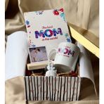 Giftmoda The Best Mom Tasarımlı Kupa Sert Kapaklı Defter Mini Melek Kar Küresi Ve Ahşap Fotoğraf Standı Anneler Günü Hediye Seti