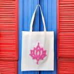 Göksunun İzi - Pembe Lotus Desenli Punch Bez Çanta – El Yapımı, Dayanıklı, Şık Kumaş Çanta
