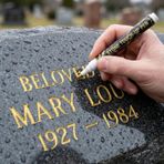 Golden Tombstone Marker Kalem, Solmuş Mezar Yazıtlarını Geri Yüklemek için, Suya Dayanıklı Taş Rötuş Kalemi, Güçlü Kaplama, Mezar Taşı Yazıları ve Anıt Yazıları için İdeal