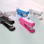 GongtuShop Rastgele Renk Stili Güzel Kawaii Mini Karikatür Zımba Ofis Okul Malzemeleri Kırtasiye Ataş Bağlayıcı Bağlayıcı Kitap Çocuklar Hediye (Yurt Dışından) - Beyaz - zımba makinesi - 1