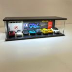 Good Sign Diorama Garaj 1/64 Ölçek 8 Araçlık – LED Işıklı USB Çalışan Model Araba Sergileme Standı – Pleksi Kapaklı Dekoratif Vitrin - Cool Tamirhane