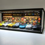Good Sign Diorama Garaj 1/64 Ölçek 8 Araçlık – LED Işıklı USB Çalışan Model Araba Sergileme Standı – Pleksi Kapaklı Dekoratif Vitrin - SokakDükkan Diorama