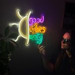 Good Vibes Only Neon Duvar Dekoru, Yaz Neon Tabelası, Led Ev Dekoru, Neon Bar Dekoru, Pozitif vibes işaretleri Neon güneşli duvar tabelası, Led neon Tabelalar (Uzaktan Kumandalı)