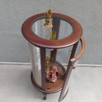 Gümüşlük Vitrin 17439 Yuvarlak Model Parlak Ceviz Kayın Aslan Ayak Bombe Cam