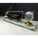 Gündoğan Kristal Beyaz Cam Masa Üstü İsimlik 28x6 cm Altın Renk Ayak ile Şık Tasarım