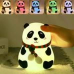 Güvenle Al 5 Farklı Renk Modlu Panda Figürlü Pofuduk LED Gece Lambası–Yumuşak Dokulu Çocuk Odası ve Dekoratif Şarjlı Ortam Işığı (4745)
