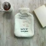 Güvenle Al Hello Everyone Yazılı Kurdeleli Beyaz Peluş Sıcak Su Torbası 1 Lt – Yumuşak Kılıf, Uzun Süre Sıcak Tutan Termal Su Torbası (4745)