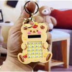 Güzel Hediyem 1 Adet Çilekli Ayıcık Temalı Eğlenceli Çocuk Öğrenci Hesap Makinesi Arkası Oyunlu Anahtarlık - Option-1